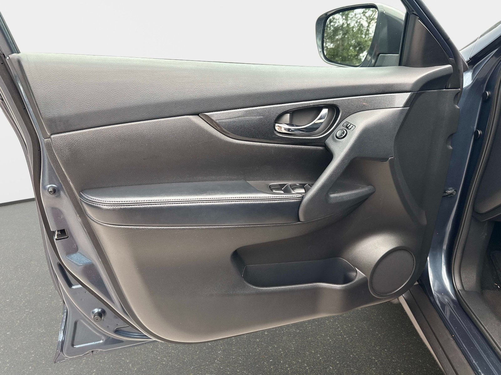 Used 2014 Graphite Blue Nissan SL image 16