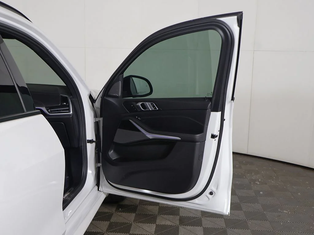 Used 2021 White BMW M50i image 22