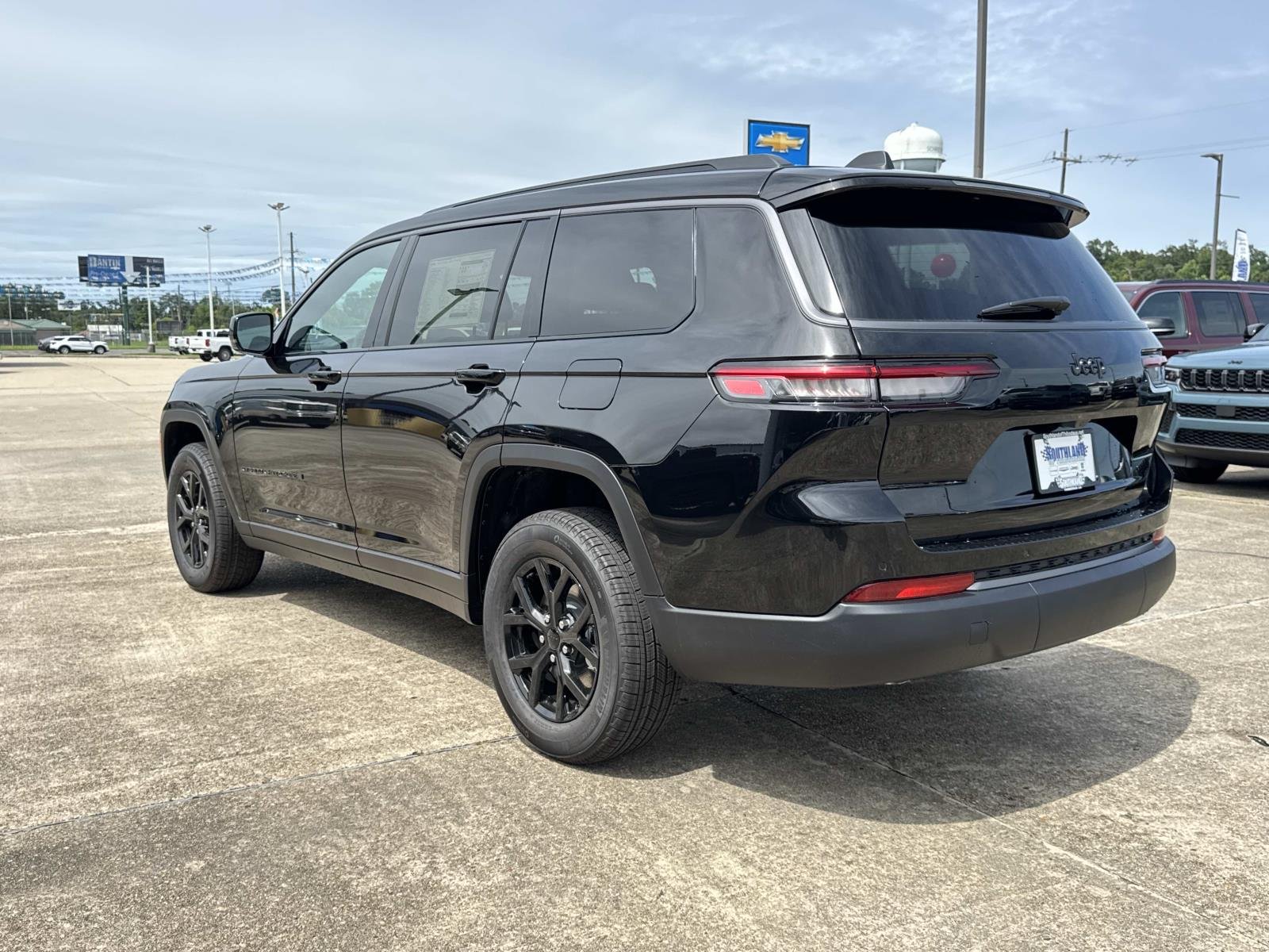 New 2026 Diamond Black Crystal Pearl-Coat Exterior Paint Jeep Laredo Altitude image 4