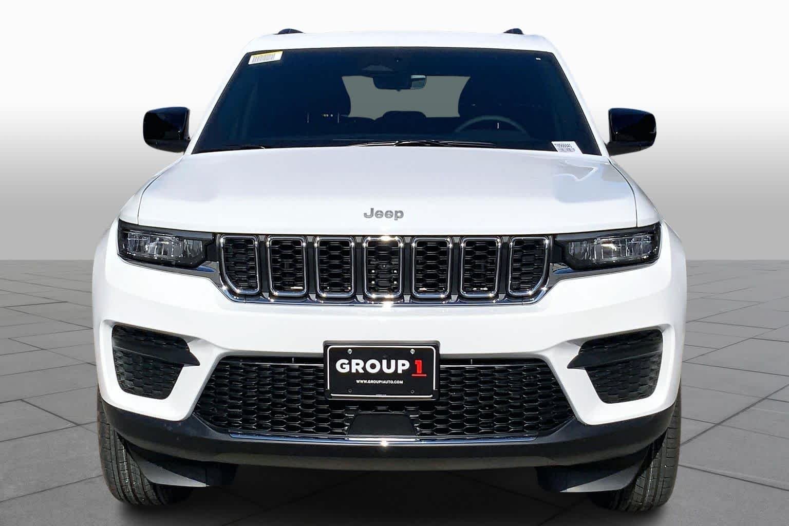 New 2026 Bright White Clear-Coat Exterior Paint Jeep Laredo X image 3