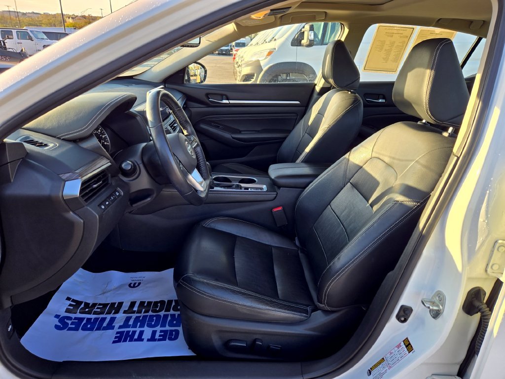 Used 2019 White Nissan 2.5 SL image 14