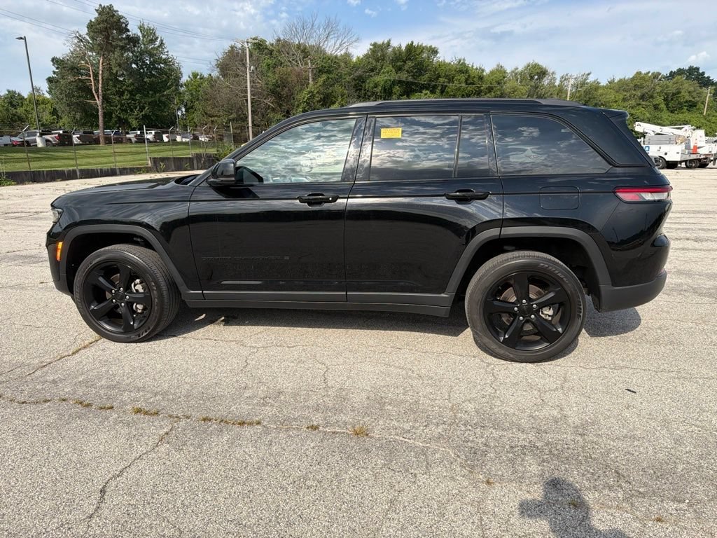 Used 2023 Diamond Black Jeep Altitude image 6