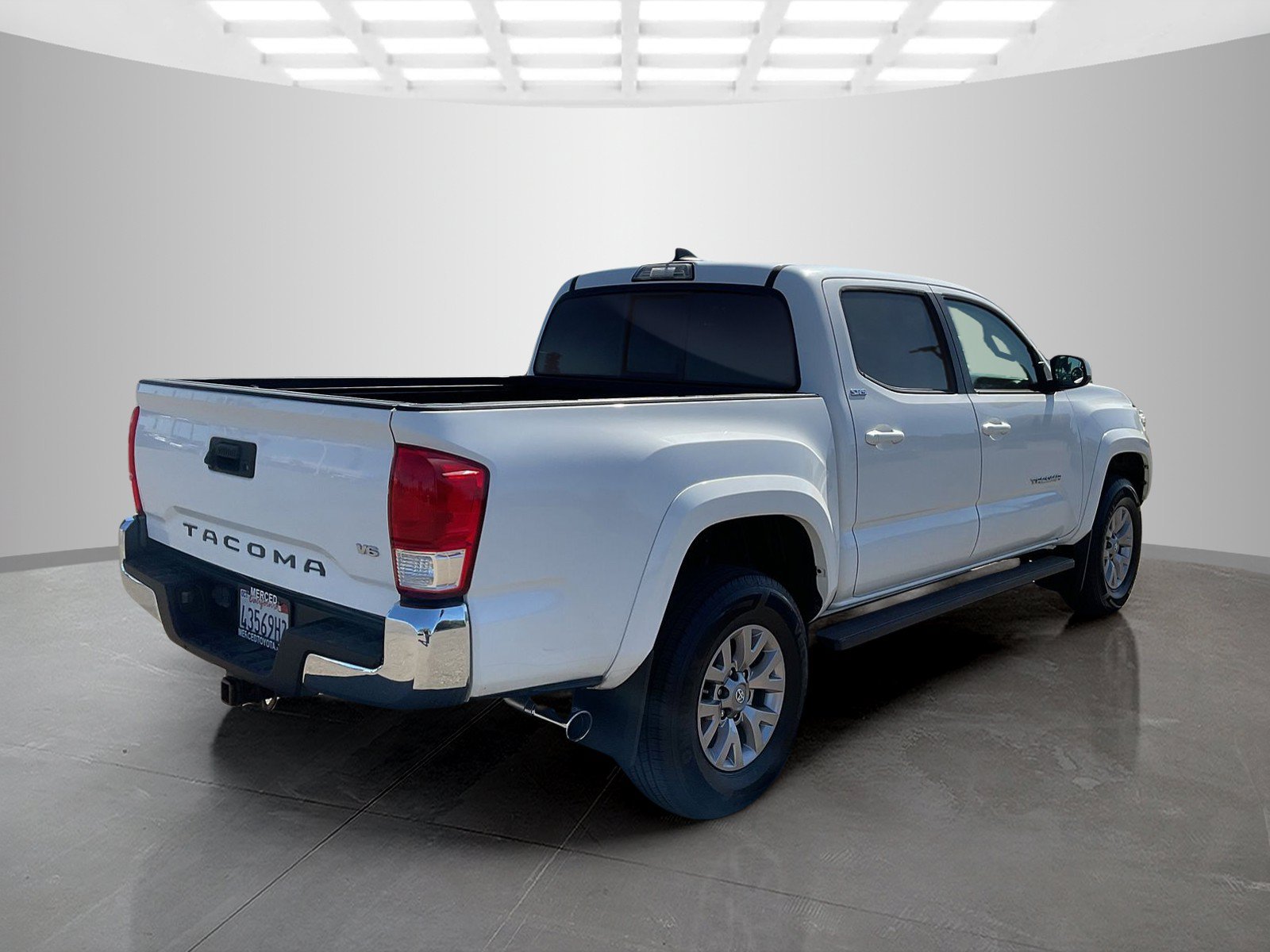 Used 2017 Super White Toyota SR5 image 5