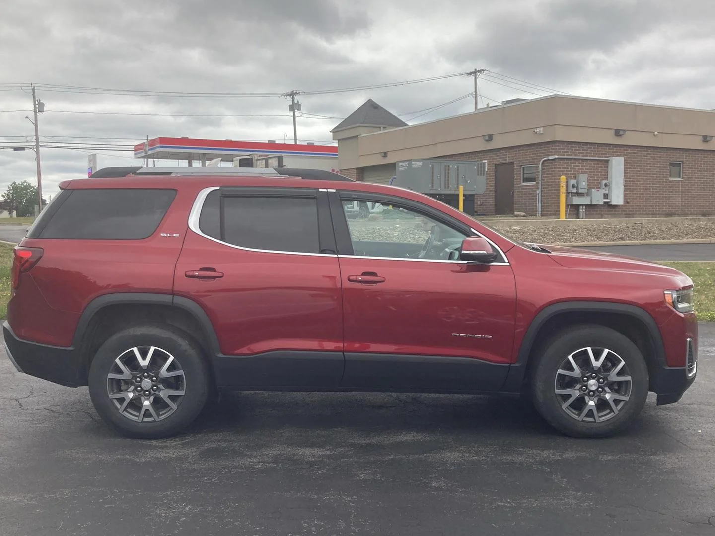 Used 2023 VOLCANIC RED TINTCOAT GMC SLE image 8