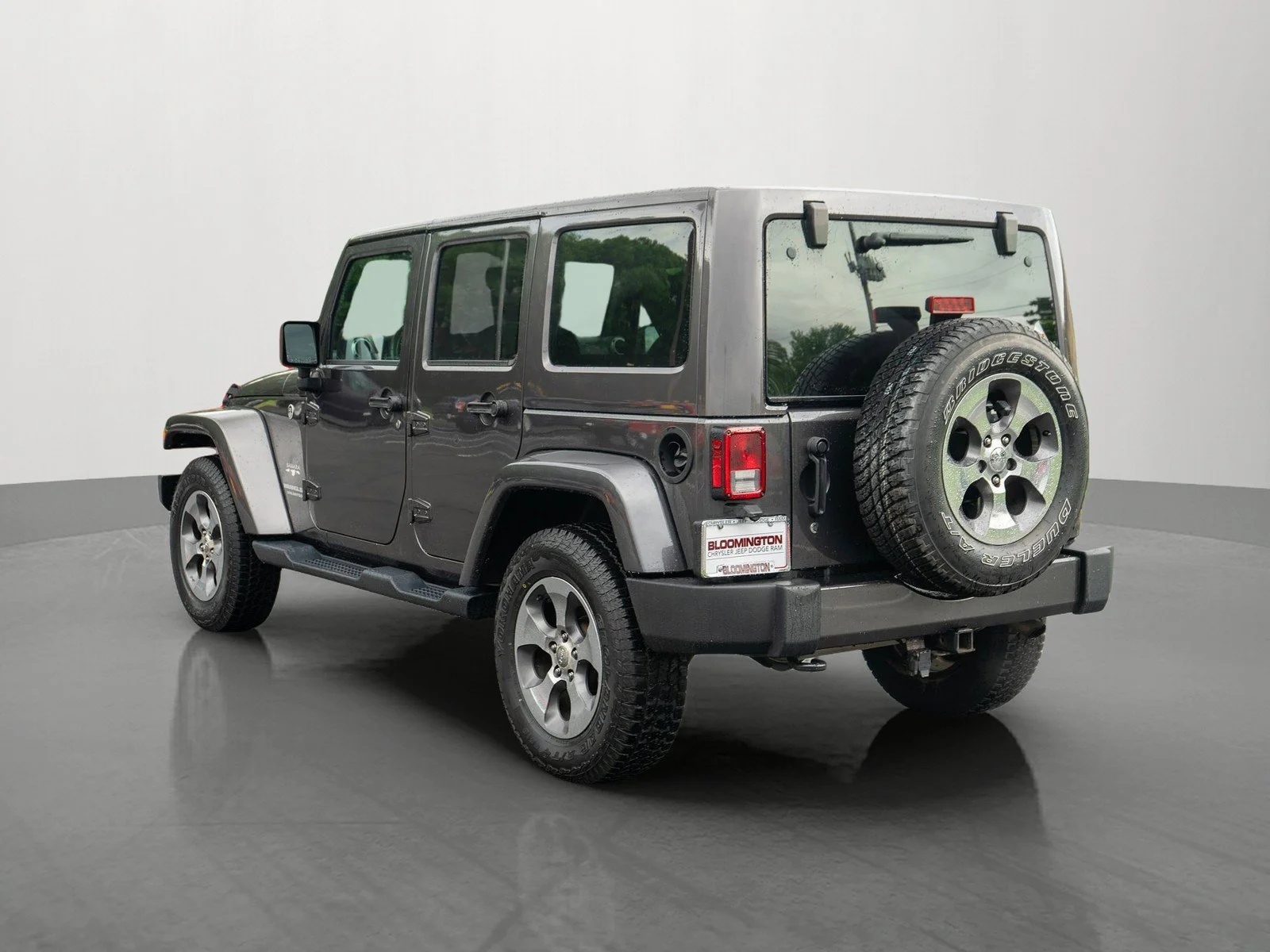 Used 2017 Granite Crystal Metallic Clearcoat Jeep Unlimited Sahara image 5