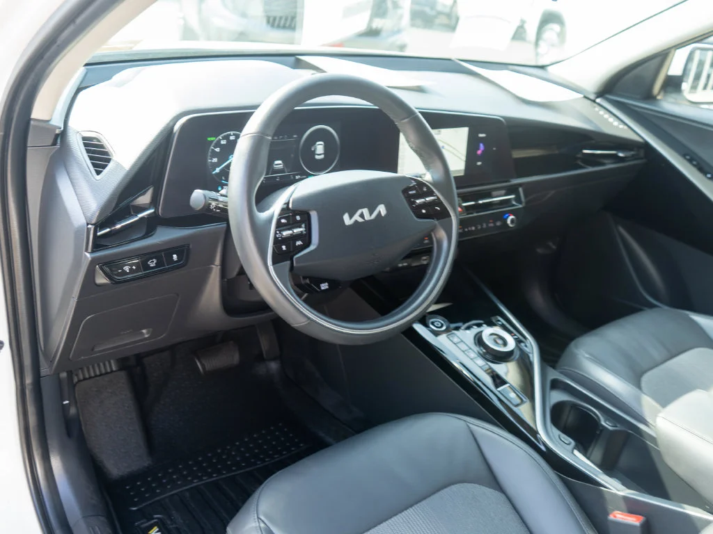 Certified Used 2023 White Kia Wind image 15
