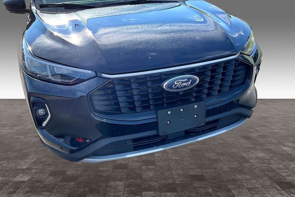 Used 2023 Black Metallic Ford Platinum image 4
