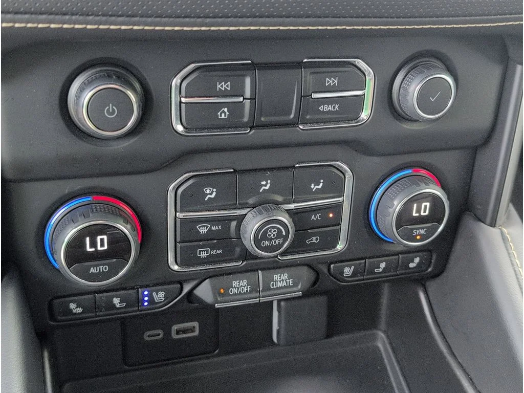 Used 2023 WHITE Chevrolet 2WD 4dr Premier image 17