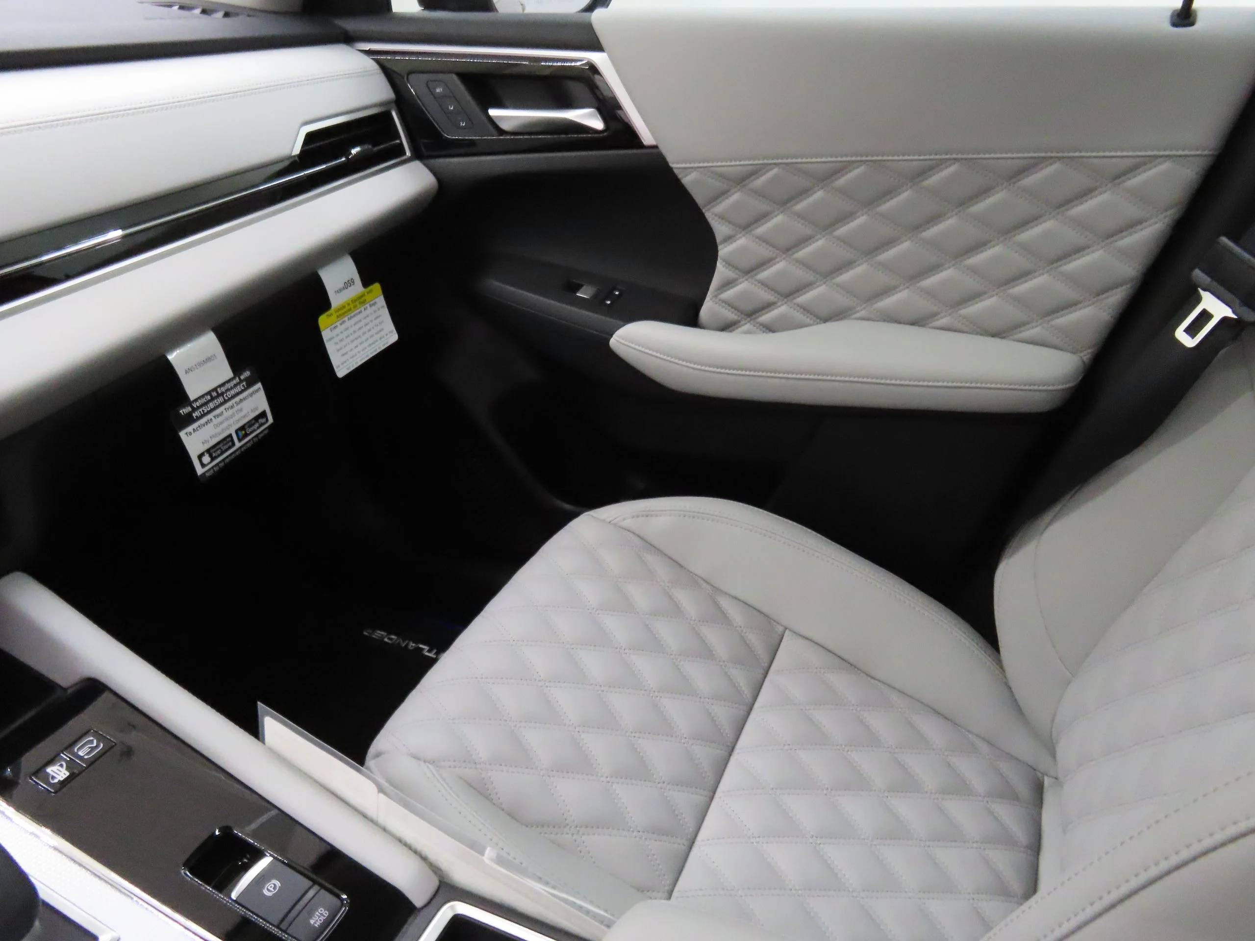 2025 Mitsubishi Outlander Plug-in Hybrid SEL - Photo 19
