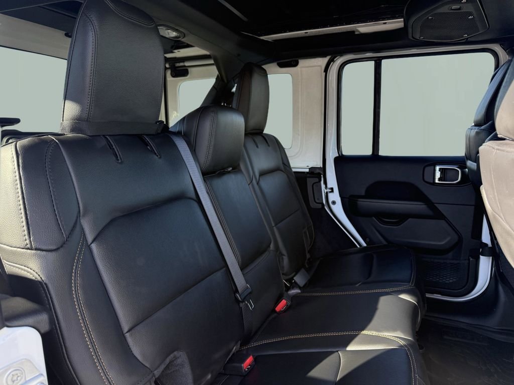 New 2026 Bright White Clear-Coat Exterior Paint Jeep Sahara image 33