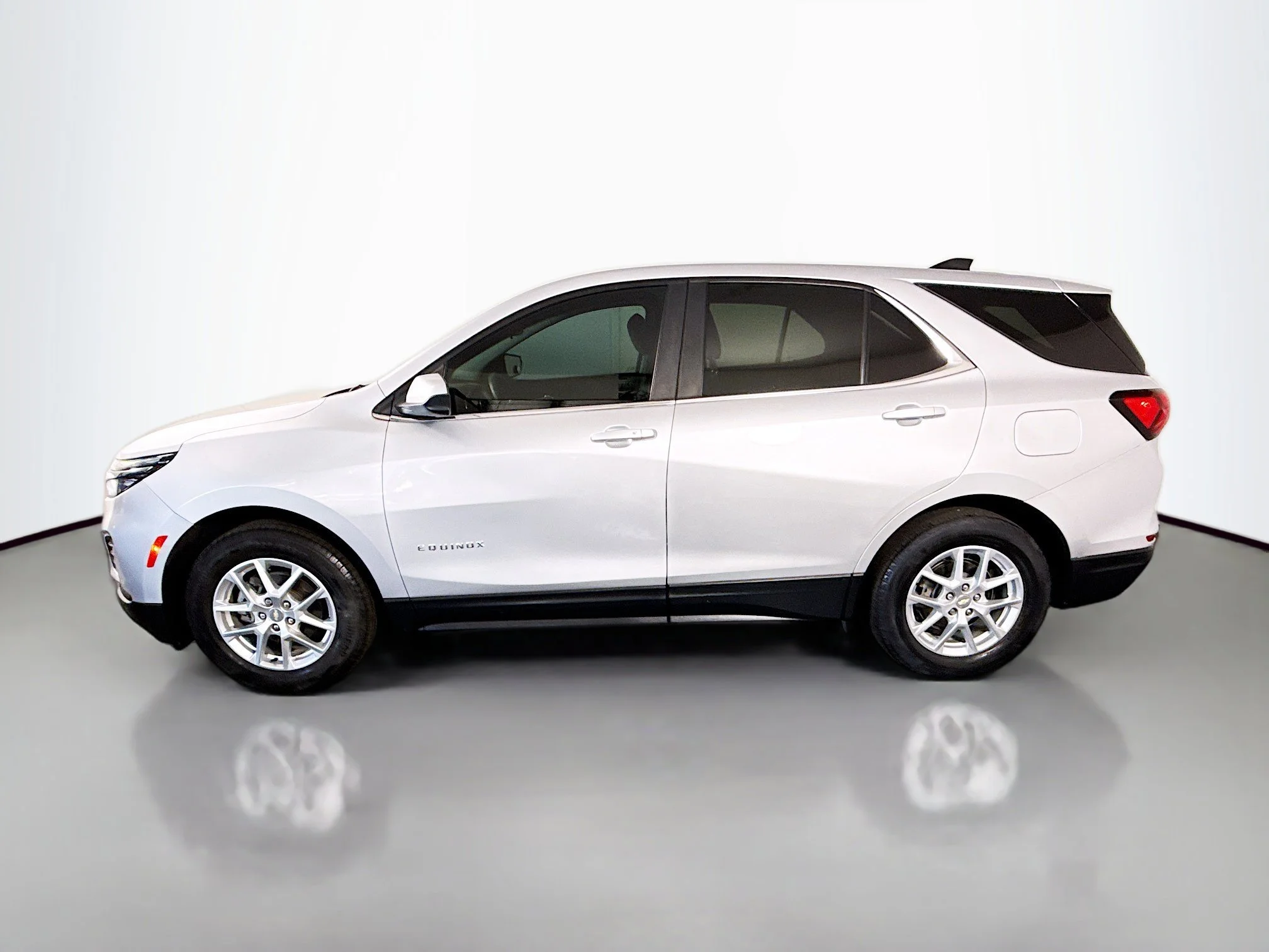 Used 2022 Silver Ice Metallic Chevrolet LT image 4