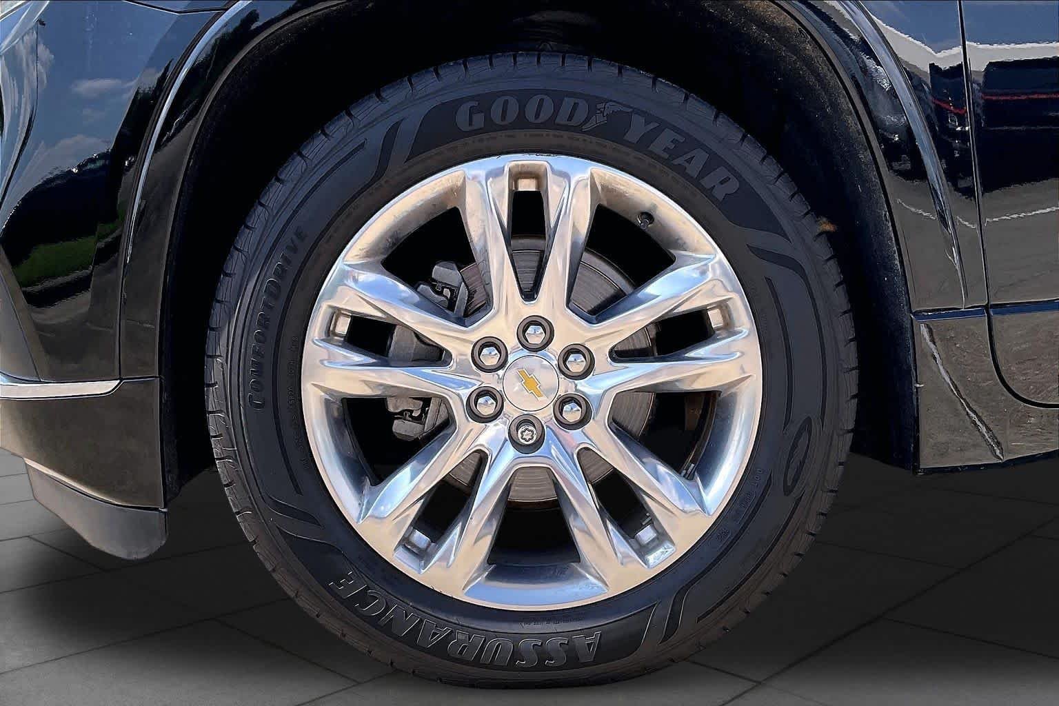 Used 2018 Mosaic Black Metallic Chevrolet High Country image 10