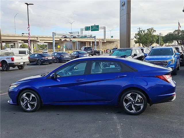 Used 2023  Hyundai SEL (IVT) image 2