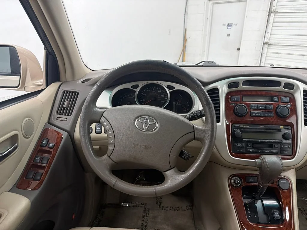 Used 2006 Gold Toyota Limited image 25