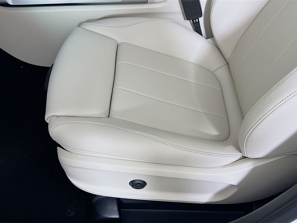 Used 2026 White Mercedes-Benz GLB 250 image 18