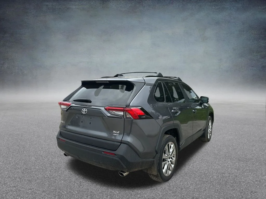 Used 2021 Gray Toyota XLE Premium image 6