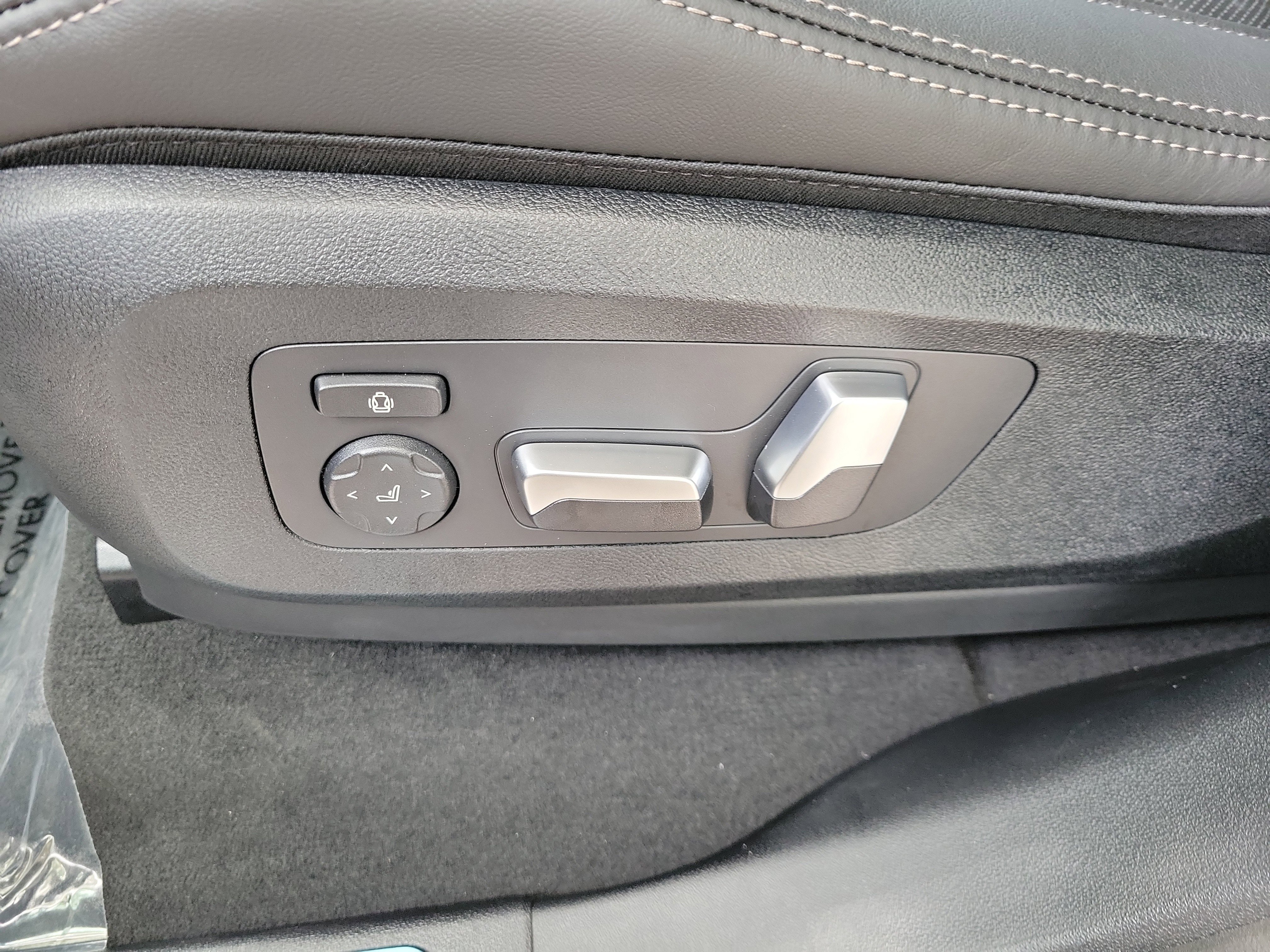 New 2026 Carbon Black Metallic BMW sDrive40i image 15