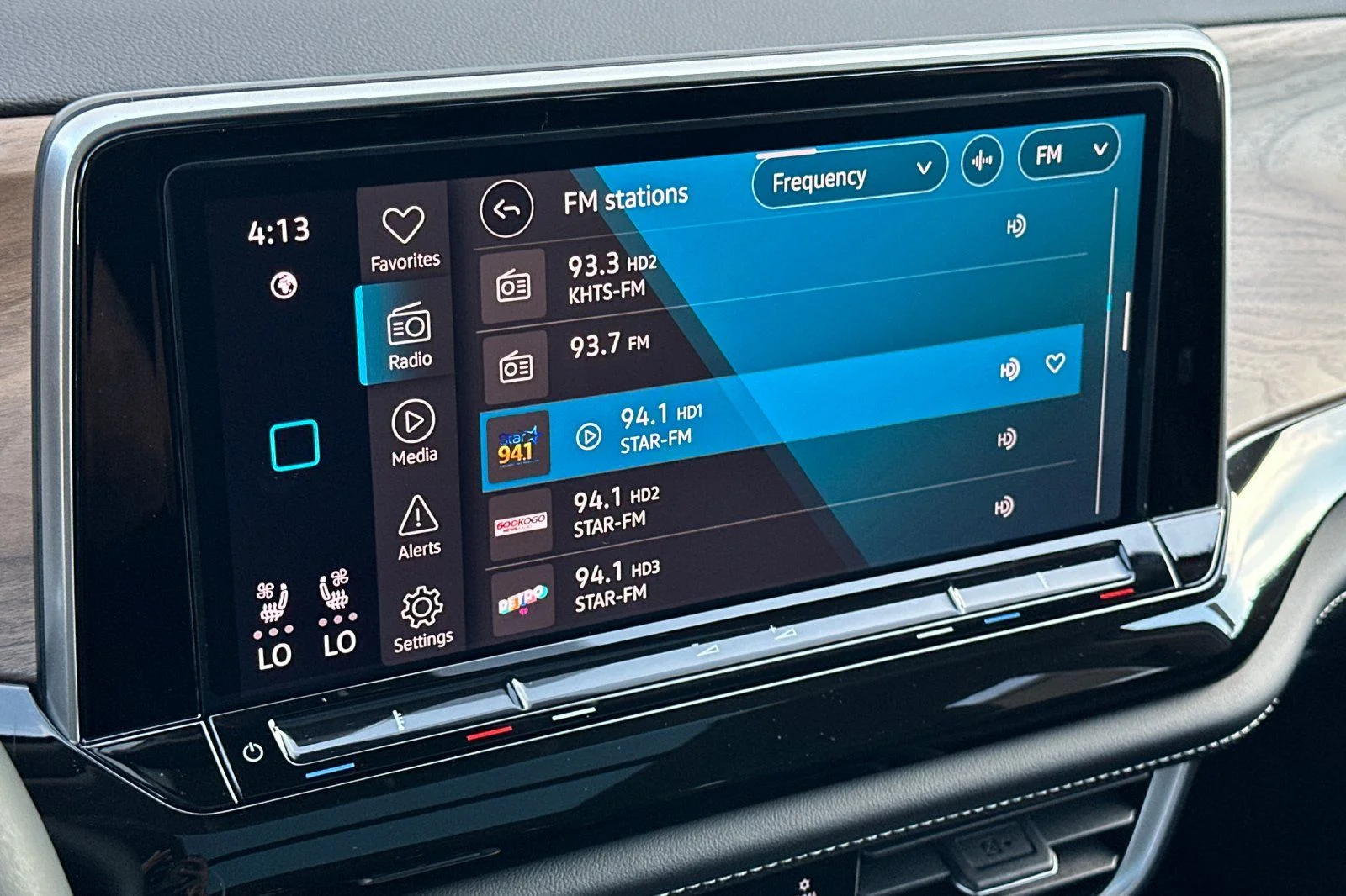 New 2026 Silver Volkswagen 2.0T SE w/Technology image 17