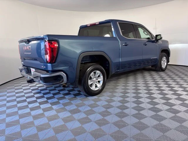 Used 2024  GMC SLE image 5
