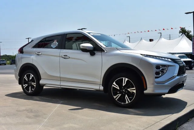 Used 2025 Silver Mitsubishi SEL image 4