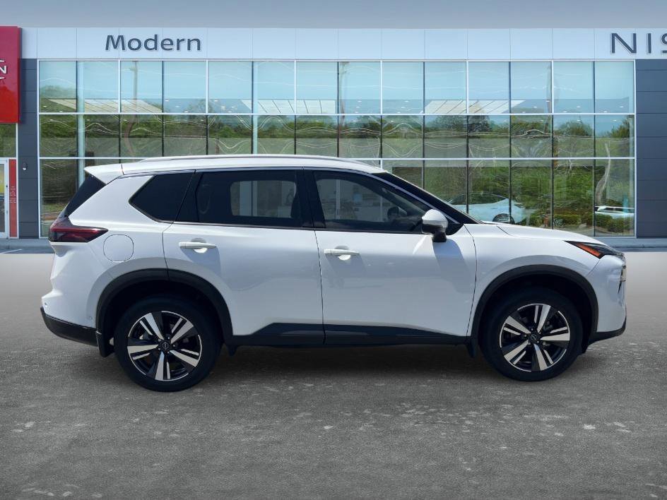 Used 2025 Everest White Pearl Nissan SL image 6