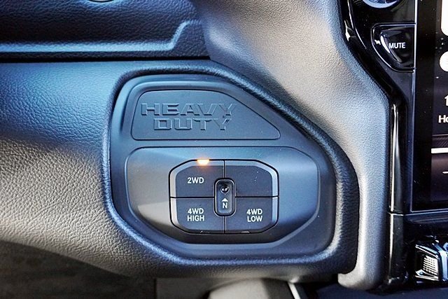 New 2026 Diamond Black Crystal Pearl-Coat Exterior Paint RAM Laramie image 39