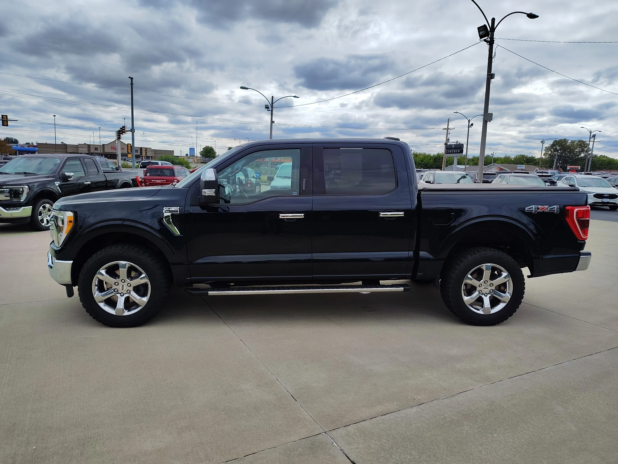 Used 2021 Antimatter Blue Metallic Ford XLT image 2