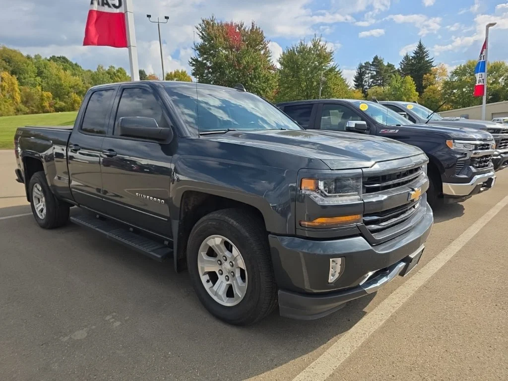 Used 2018 GRAPHITE METALLIC Chevrolet LT image 4