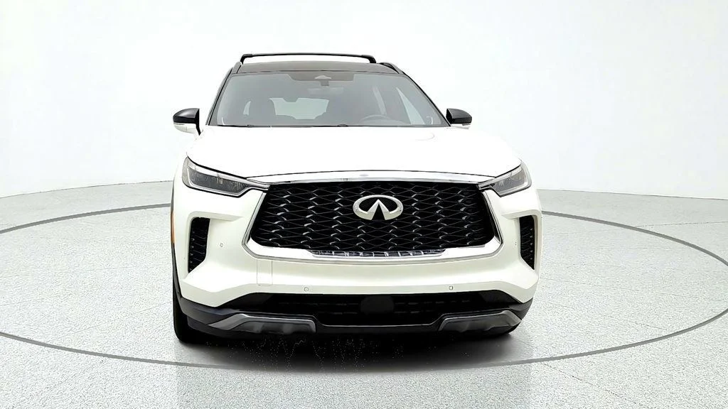 Used 2023 Majestic White/Black Obsidian INFINITI AUTOGRAPH FWD image 2