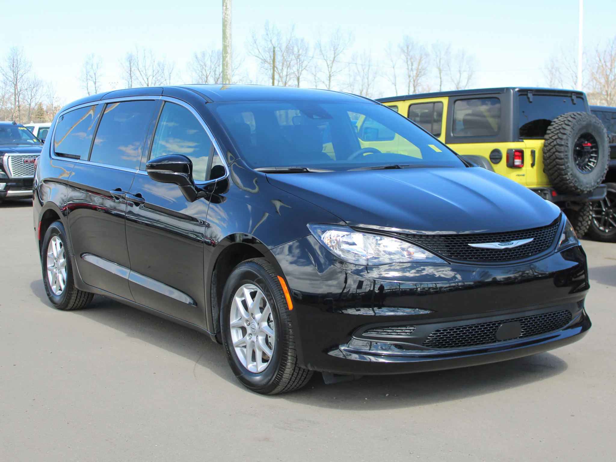 Certified Used 2025 Black Chrysler SXT * V6 | Heated Leather Seats | Adaptive Cruise | Apple CarPlay | Remote Start | Backup Camera image 9