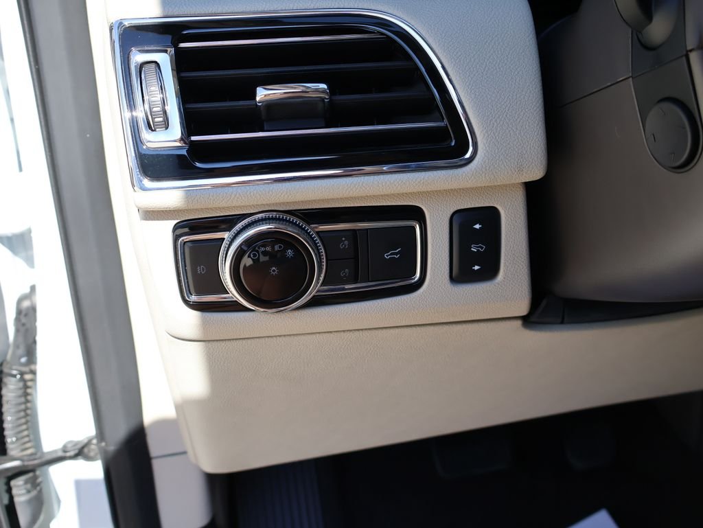 Used 2020 White Lincoln Reserve image 40