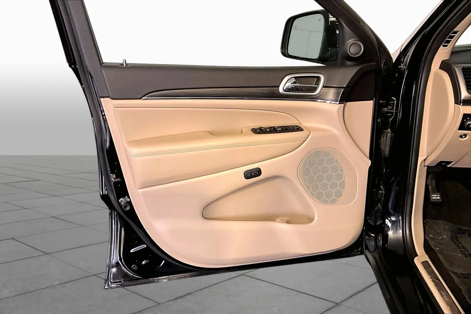 Used 2020 Diamond Black Crystal Pearlcoat Jeep Limited image 22
