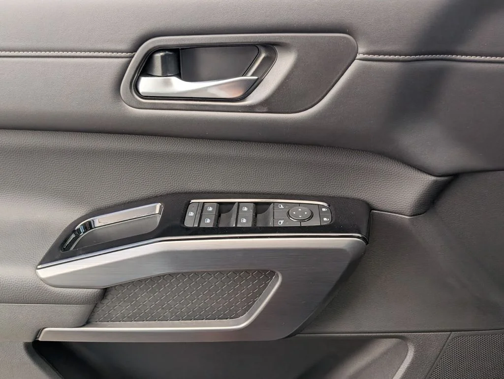 New 2026 Everest White Pearl TriCoat Nissan SL image 15