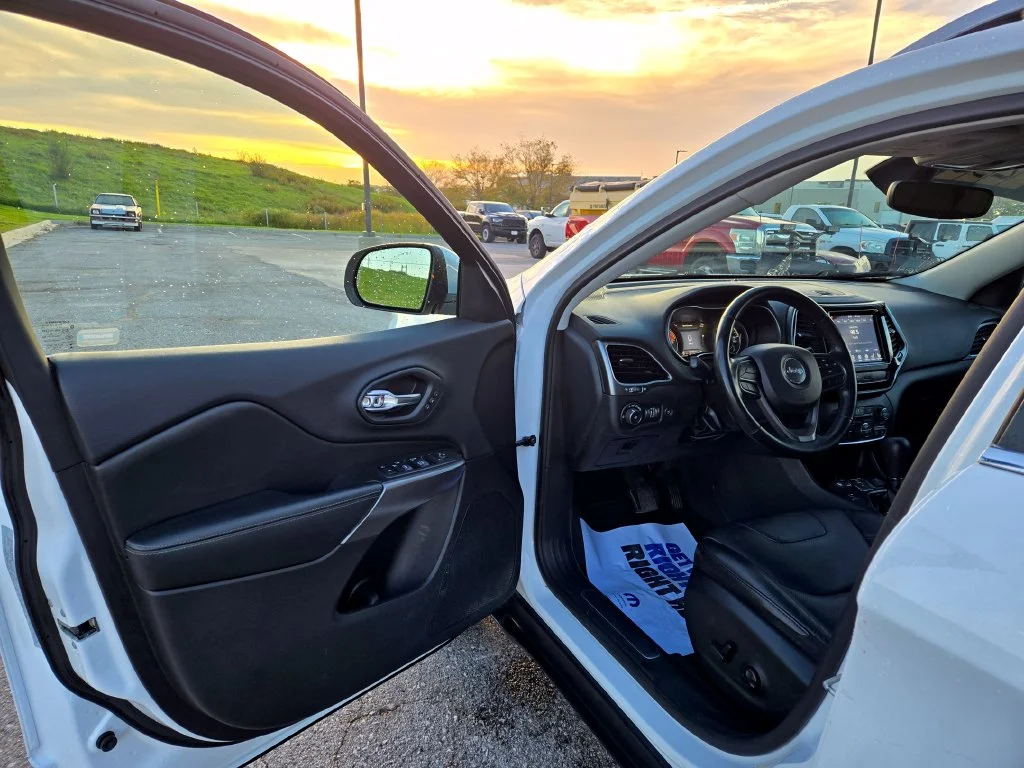 Used 2019 White Jeep Limited image 10