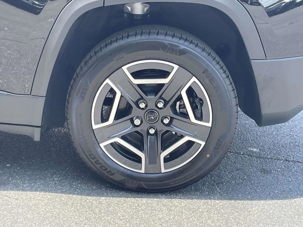 New 2026 Diamond Black Crystal Pearlcoat Jeep Laredo image 13
