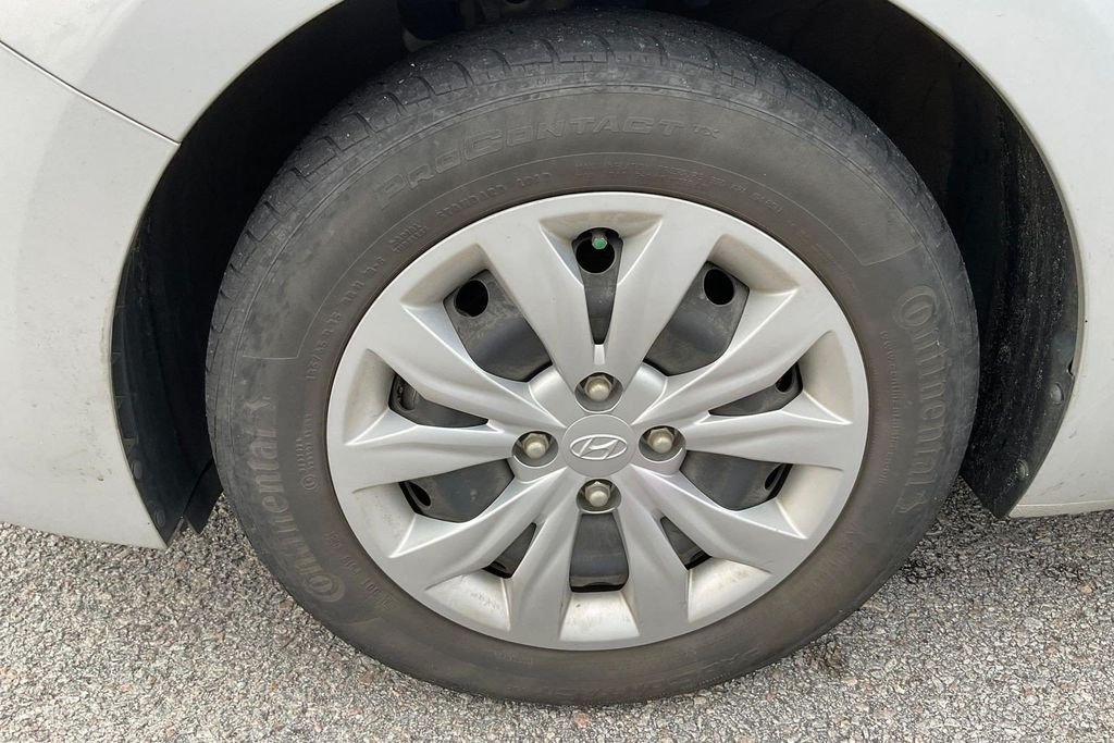 Used 2022 Olympus Silver Metallic Hyundai SE image 9