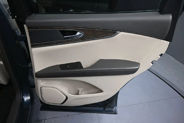 Used 2016 Blue Lincoln Reserve image 24