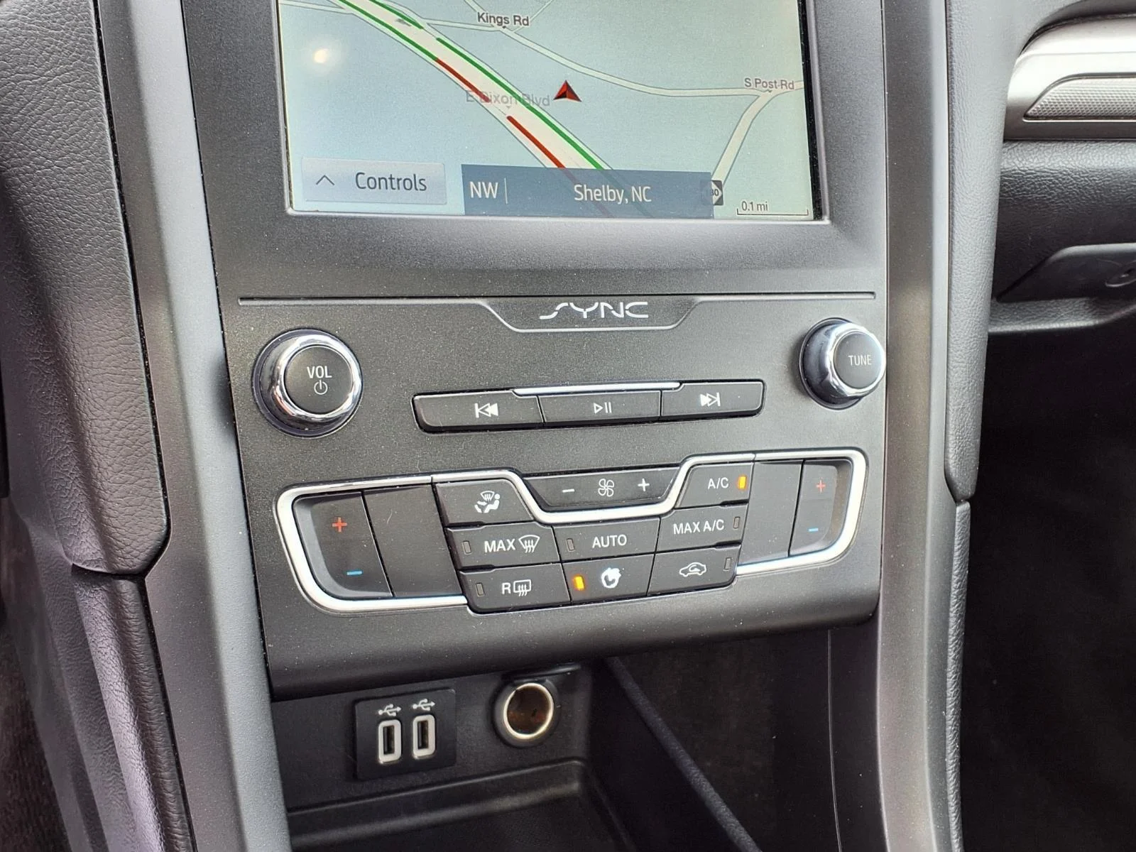Used 2020 Magnetic Metallic Ford SE image 25