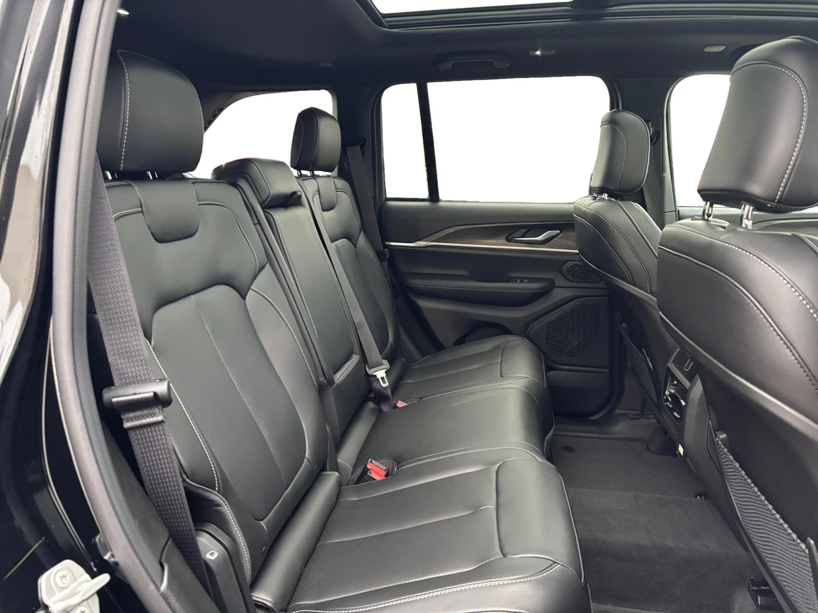 New 2027 HIGH GLOSS BLACK Jeep Limited image 18