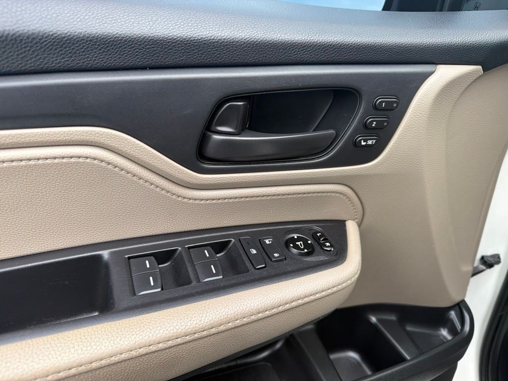 Used 2019 White Diamond Pearl Honda EX-L image 28