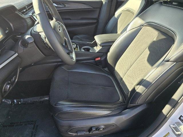 Used 2024 Bright White Clearcoat Jeep  image 33