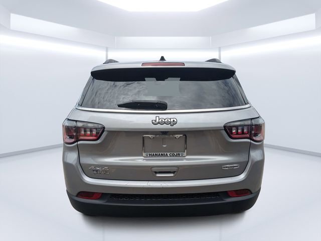 Used 2024  Jeep Latitude image 4