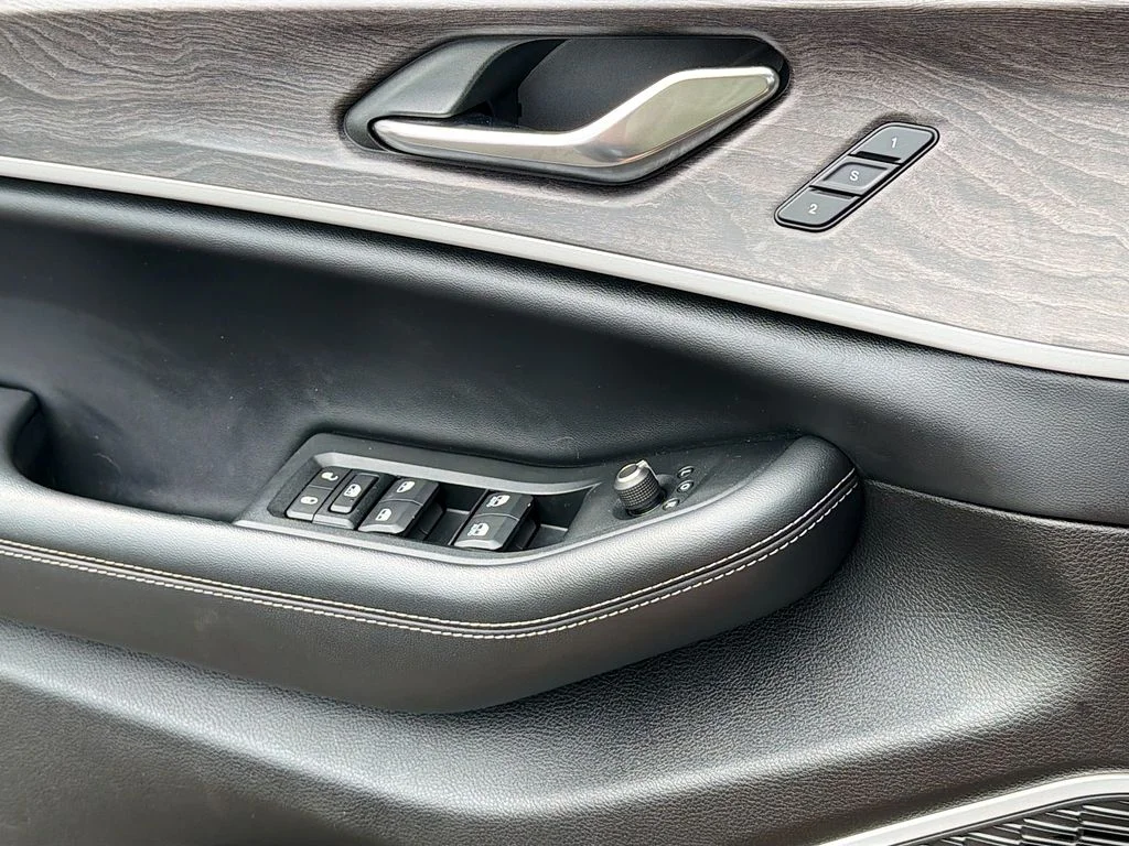 Used 2022 Gray Metallic Jeep Limited image 30