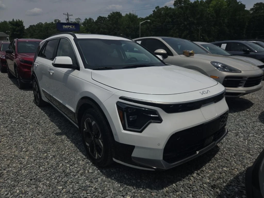 Used 2023 White Kia Wave image 2
