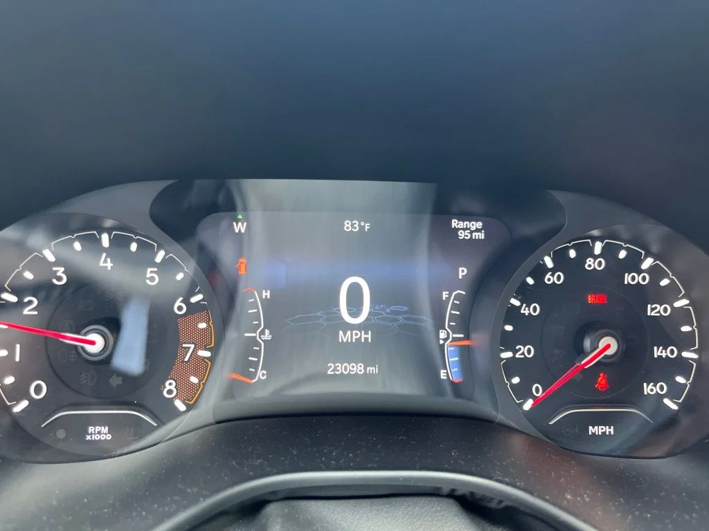 Used 2022 White Jeep Latitude image 6