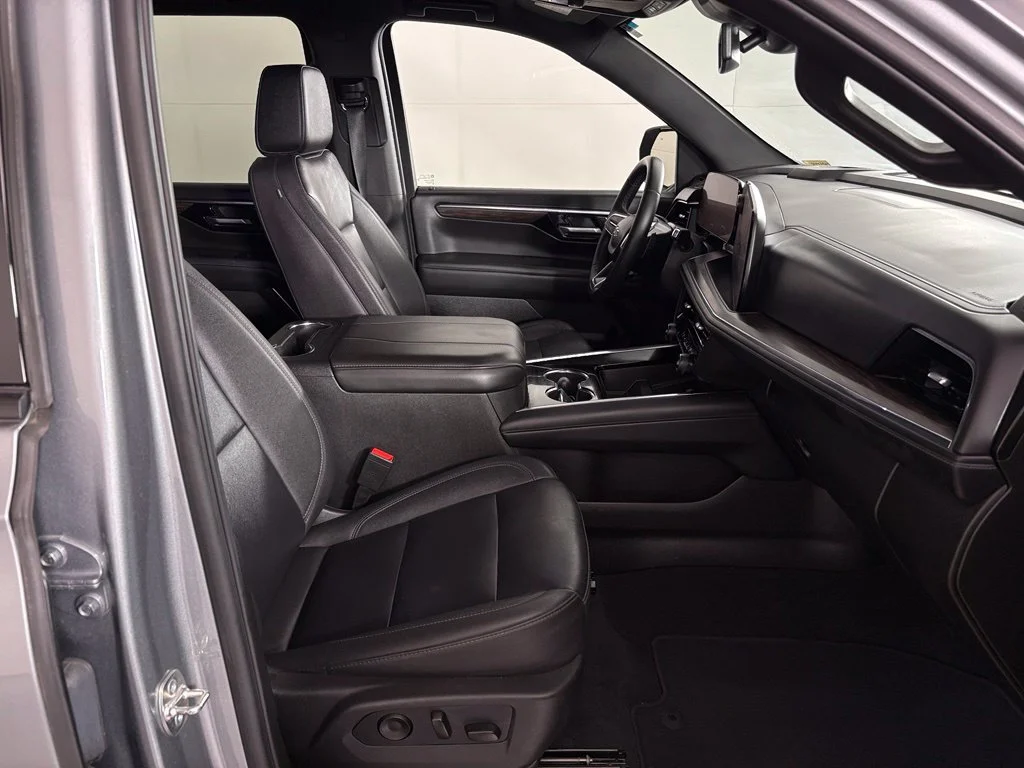 Used 2025 Gray Chevrolet Z71 image 48