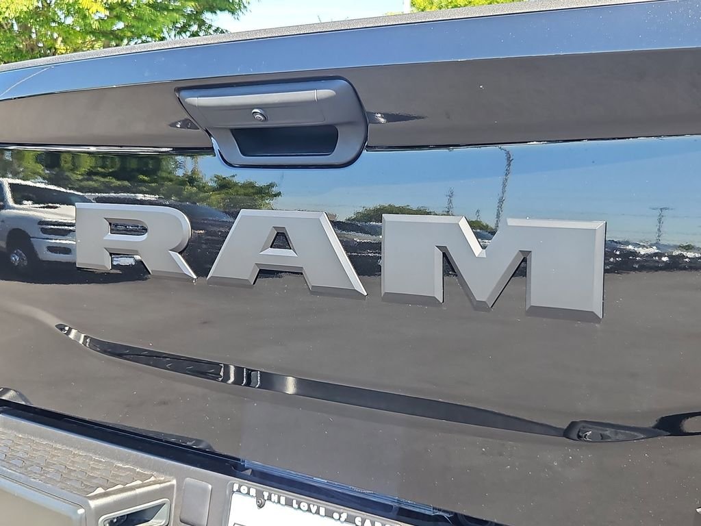 New 2026 Diamond Black Crystal Pearl-Coat Exterior Paint RAM Tradesman image 25