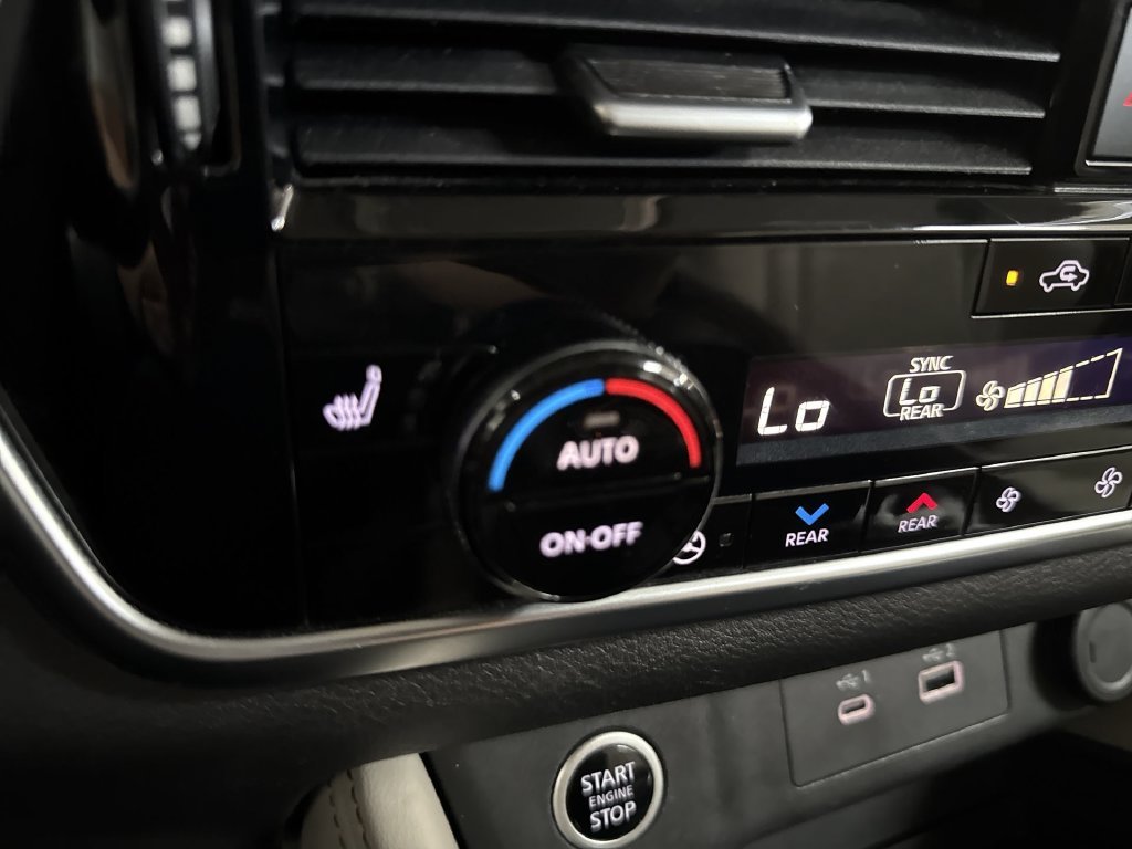 Used 2023 Scarlet Nissan SL image 31