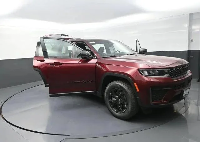 New 2026 Velvet Red Pearl-Coat Exterior Paint Jeep Laredo image 27