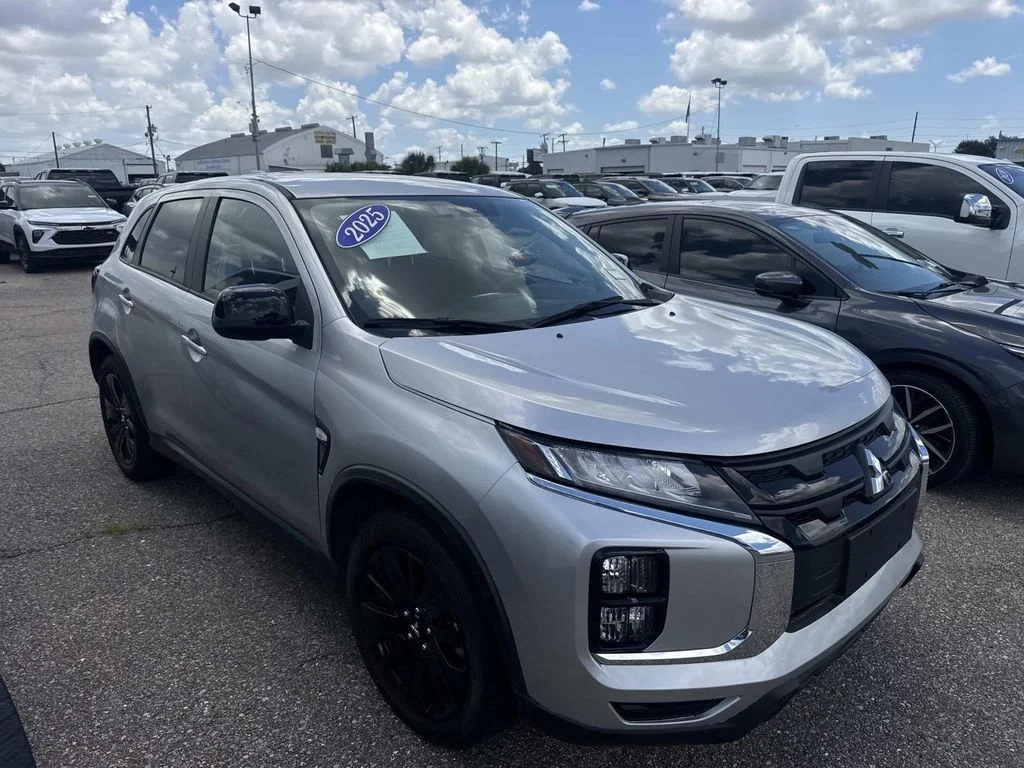 Used 2025 White Mitsubishi 2.0 LE image 16